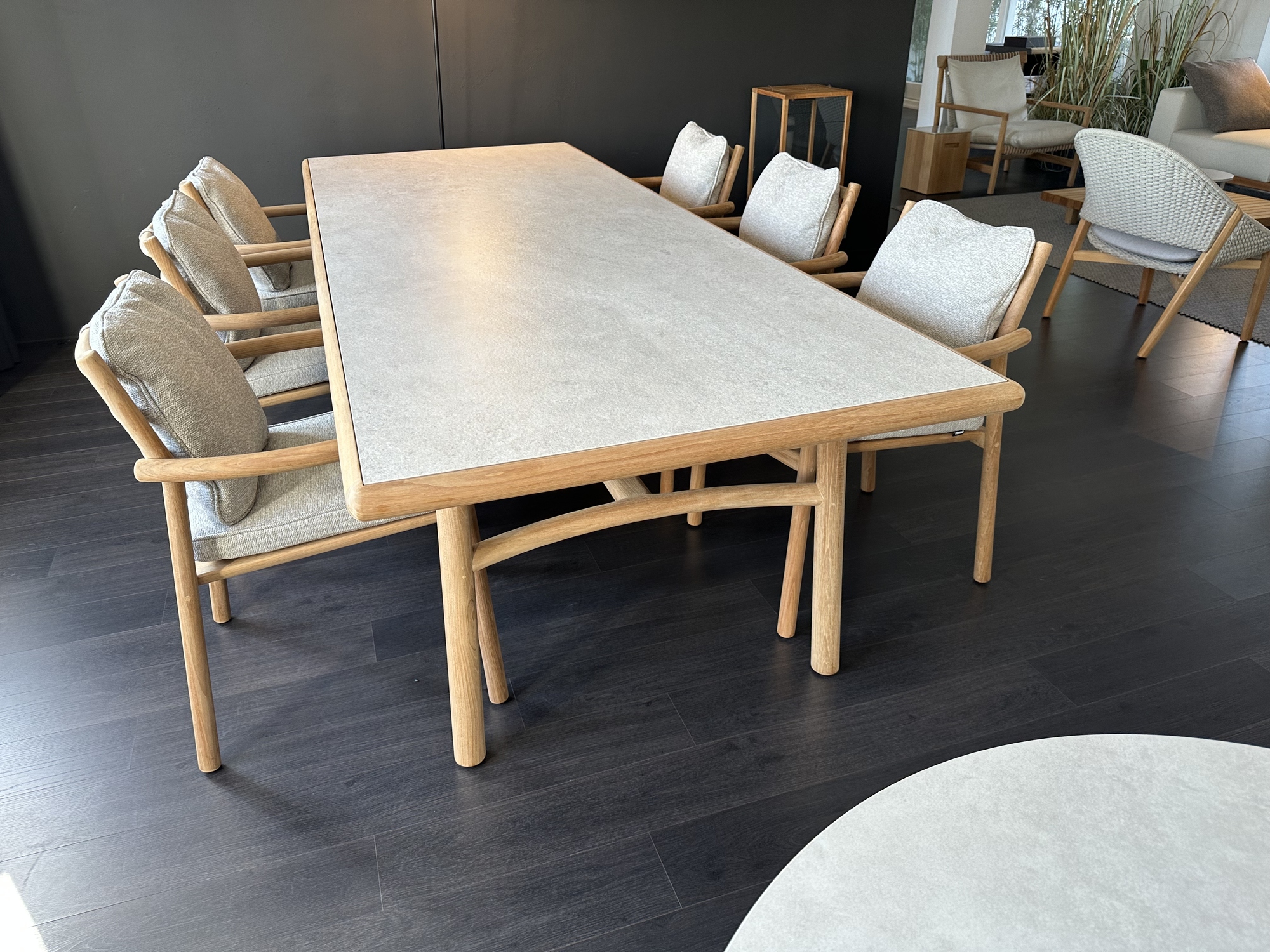 Tribu-Ukiyo eettafel met 6 armstoelen