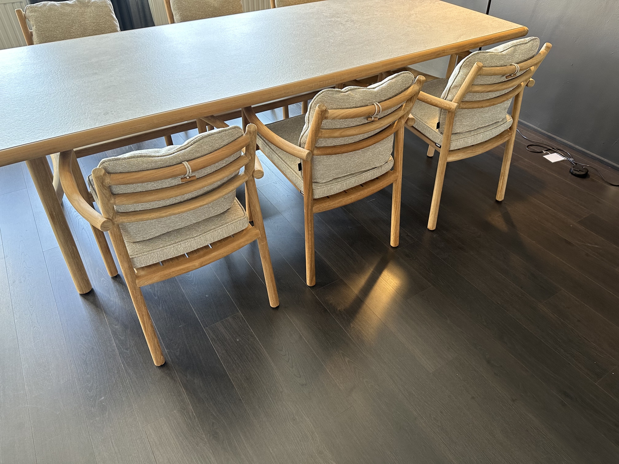 Tribu-Ukiyo eettafel met 6 armstoelen