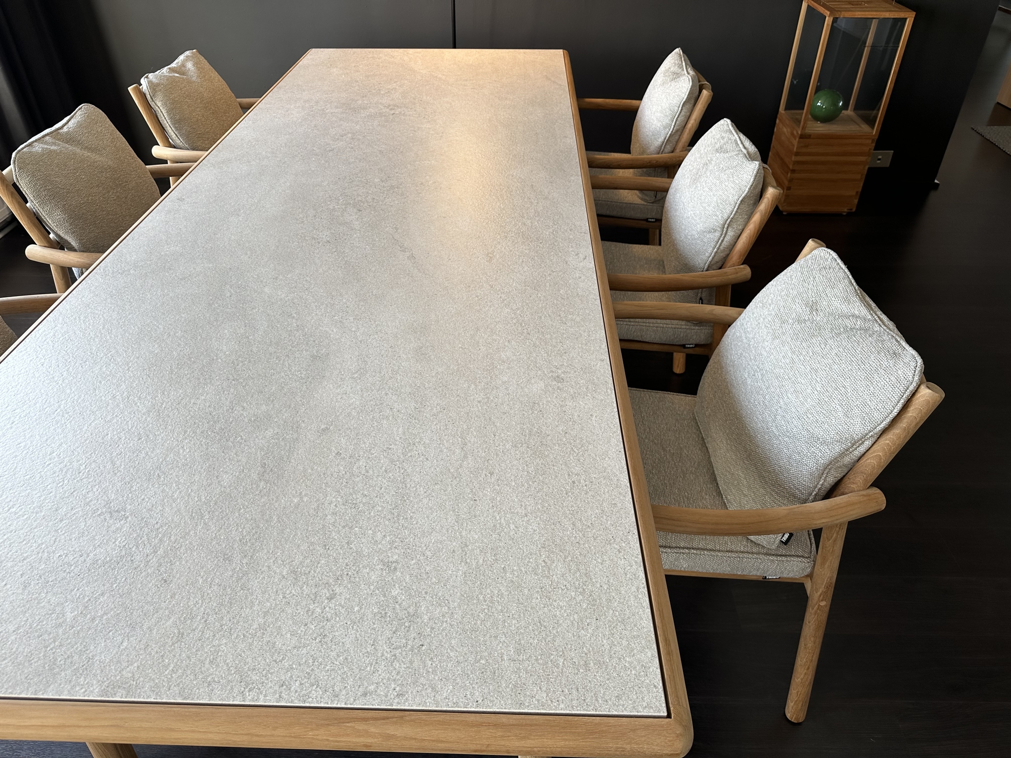 Tribu-Ukiyo eettafel met 6 armstoelen