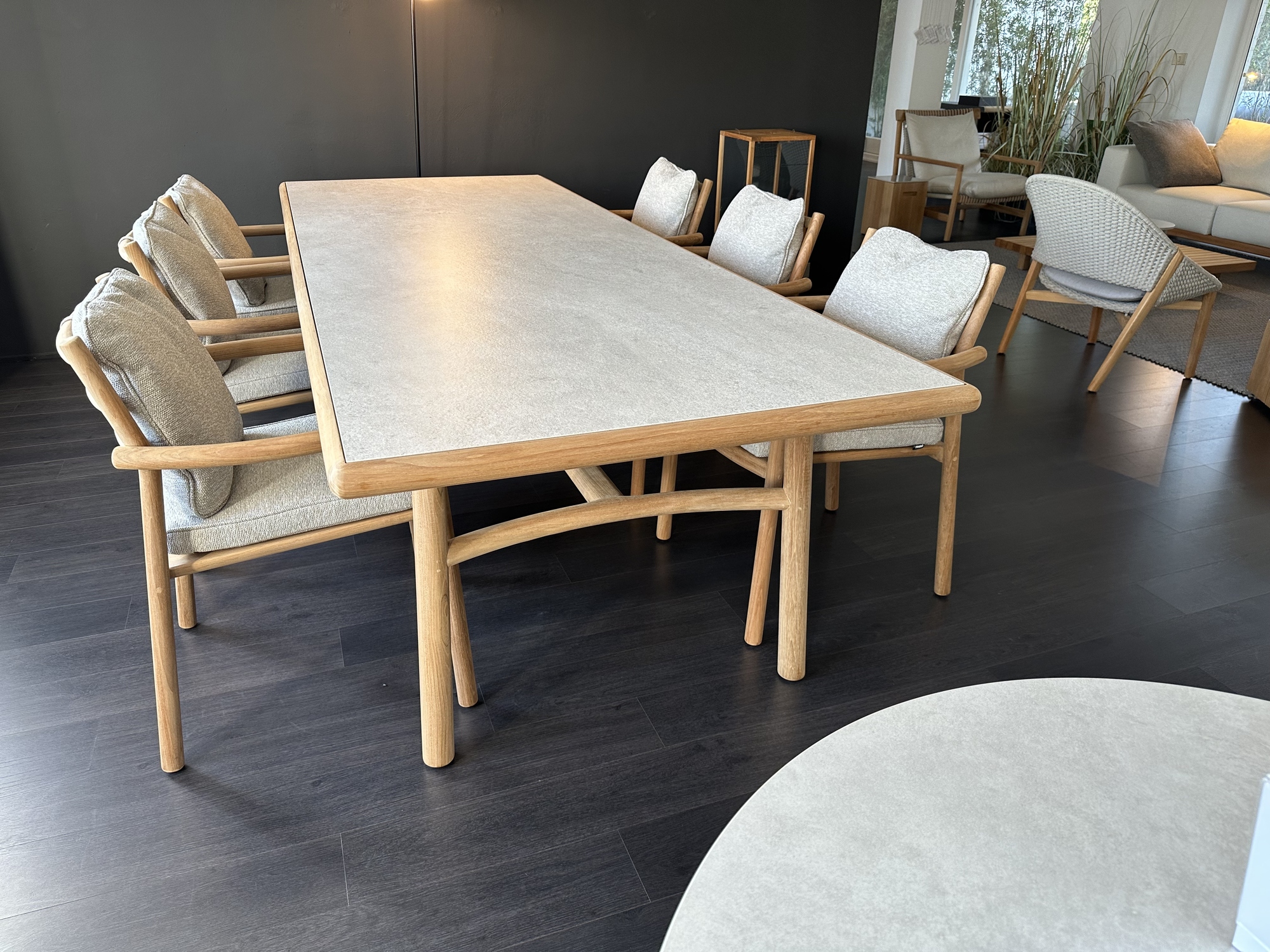 Tribu-Ukiyo eettafel met 6 armstoelen