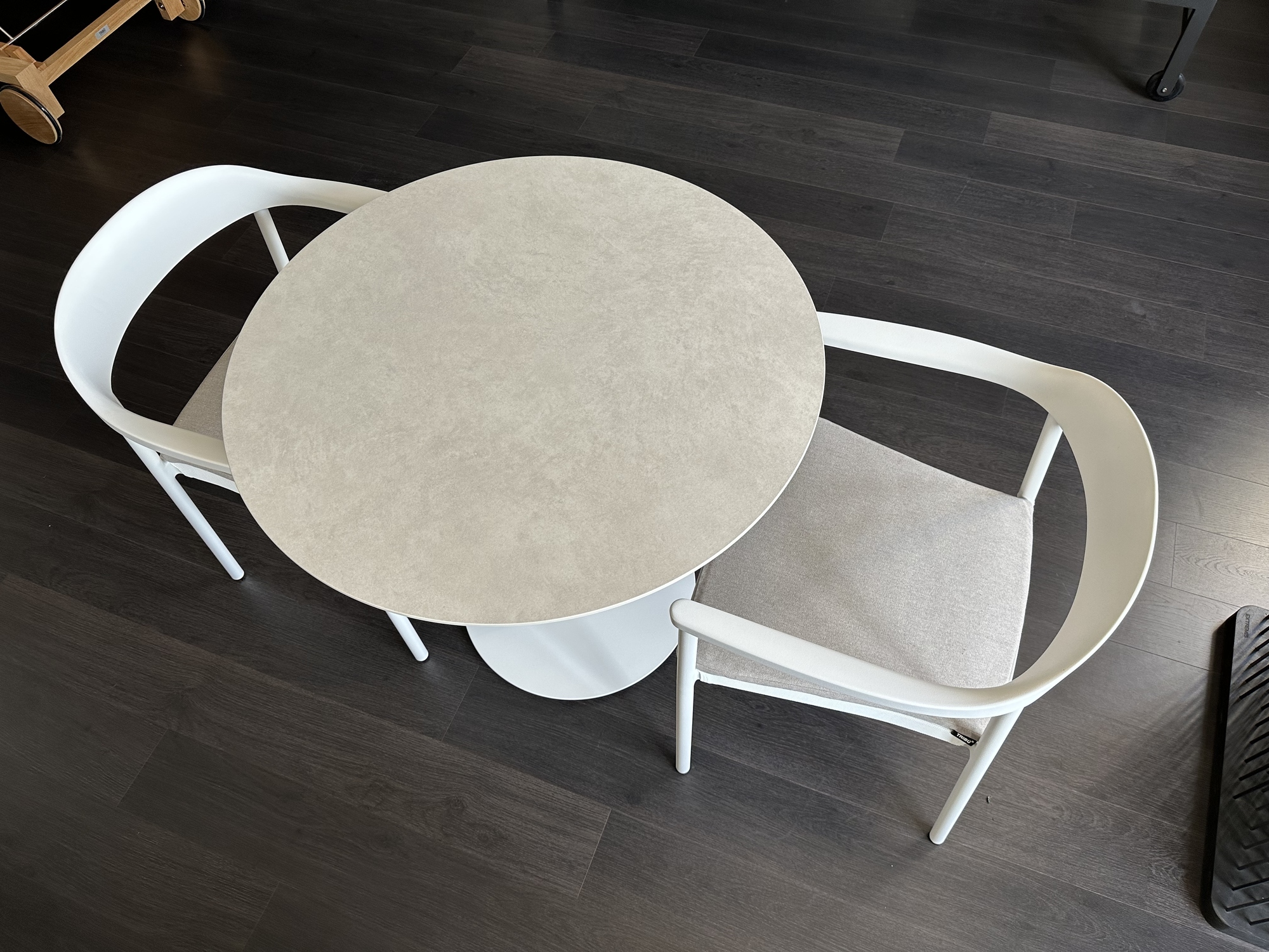 Tribu-ronde T-Table ceramic met 2 armstoelen