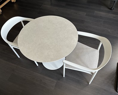Tribu-Ronde T-Table in ceramic met 2 armstoelen met zitkussen -35%
