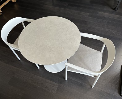 Tribu-Ronde T-Table in ceramic met 2 armstoelen met zitkussen -30%