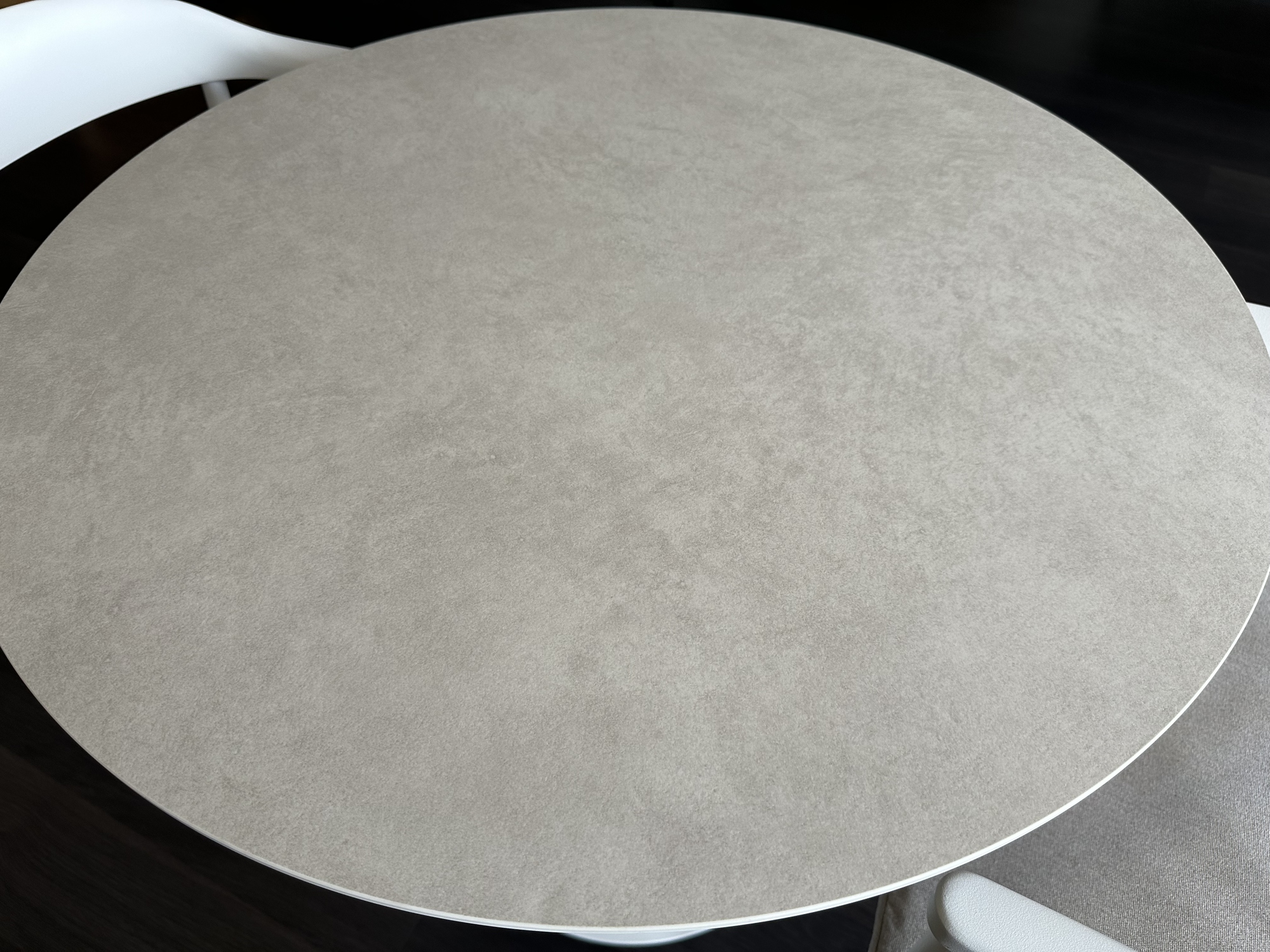 Tribu-ronde T-Table ceramic met 2 armstoelen