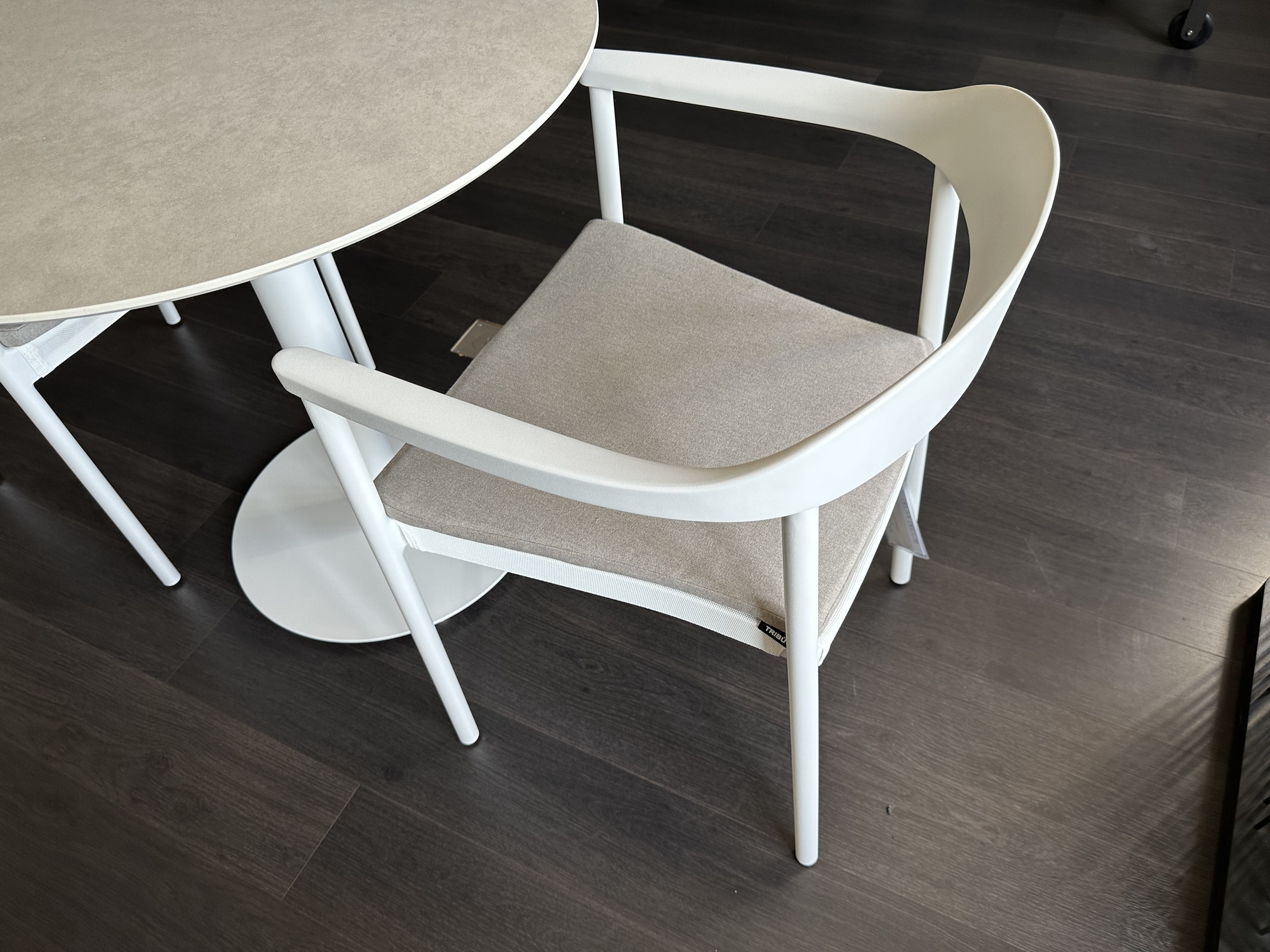 Tribu-ronde T-Table ceramic met 2 armstoelen
