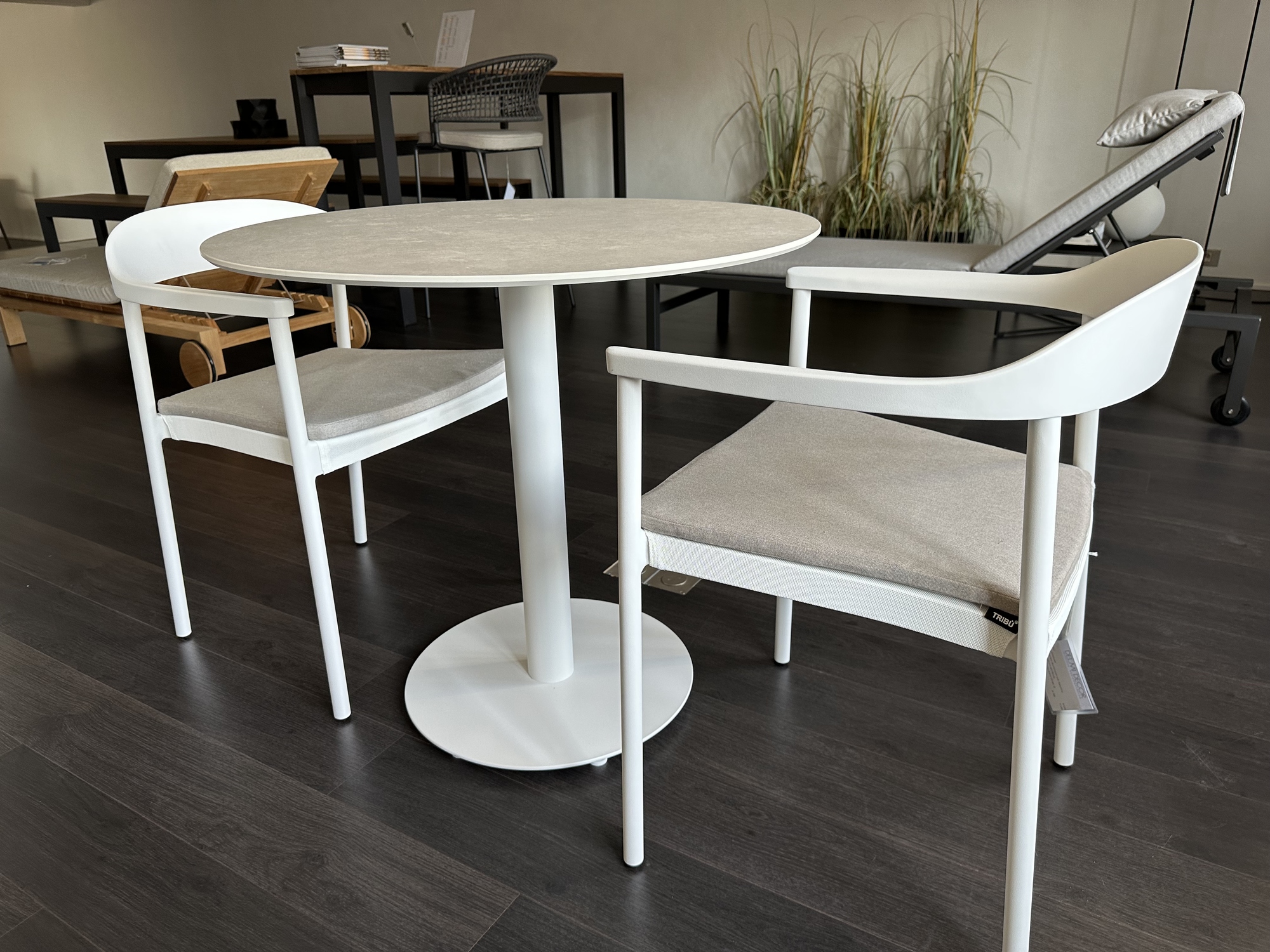 Tribu-ronde T-Table ceramic met 2 armstoelen