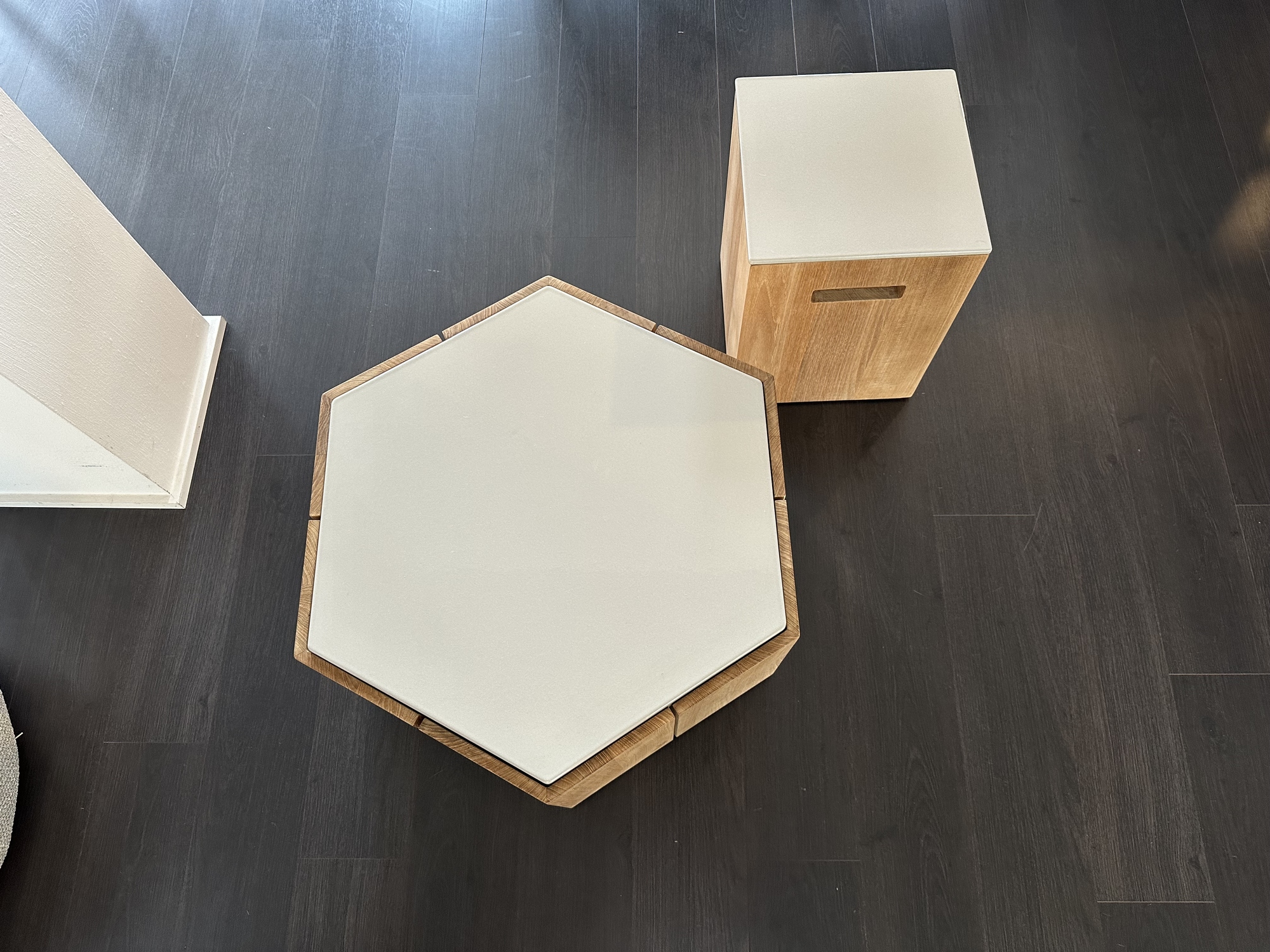 Tribu-2 x bijzettafel Hexagon en Tairu in lavasteen