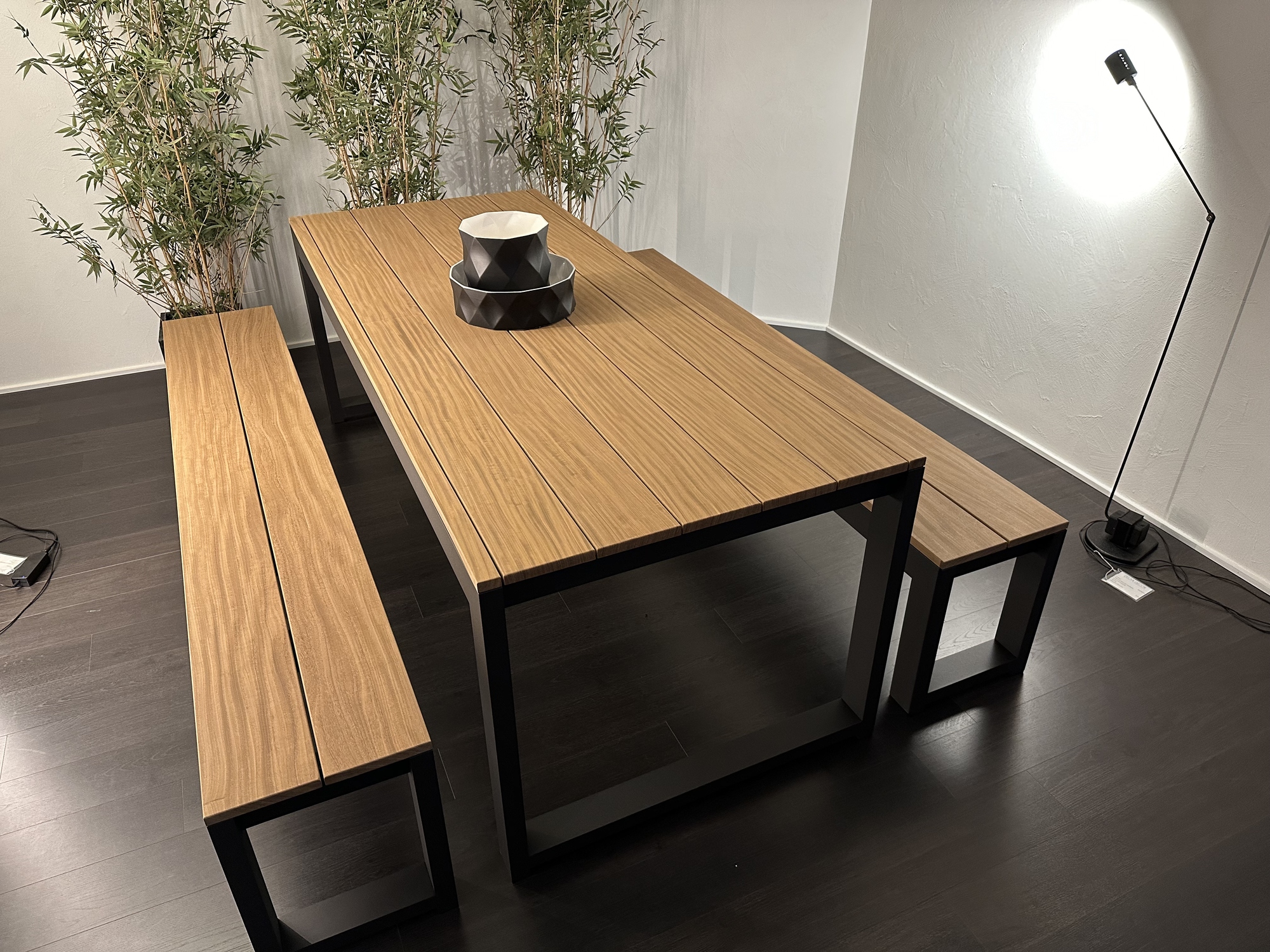 Bastalpe- tafel met 2 zitbanken en bartafel met 4 barkrukken Cubrick