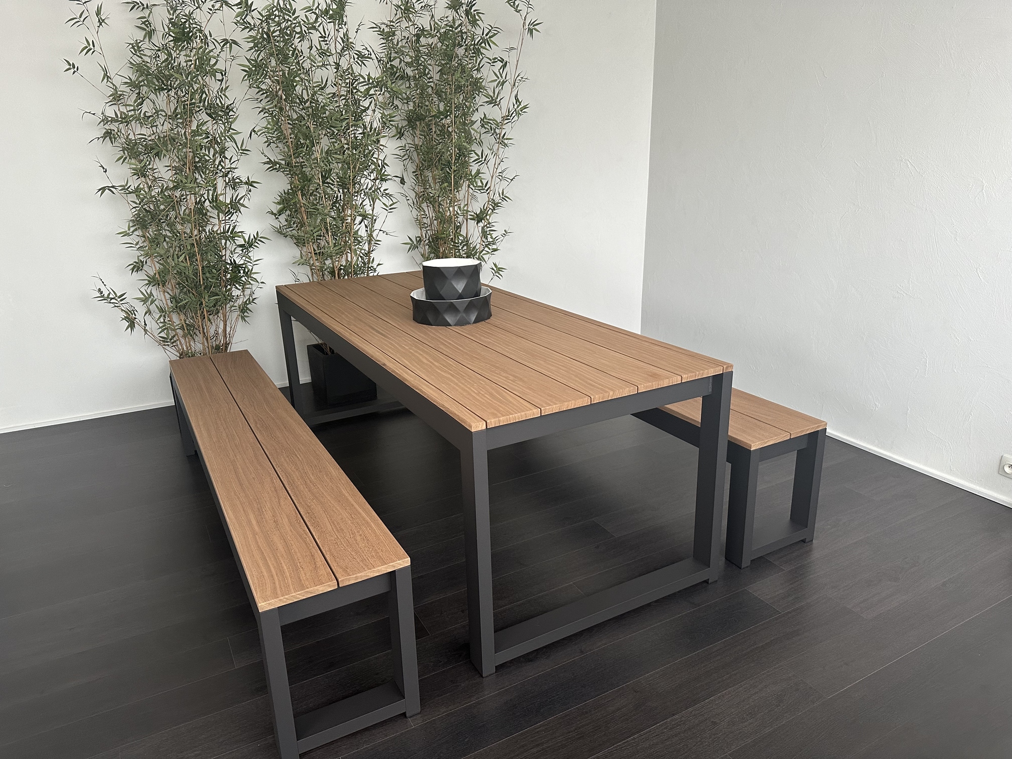 Bastalpe- tafel met 2 zitbanken en bartafel met 4 barkrukken Cubrick