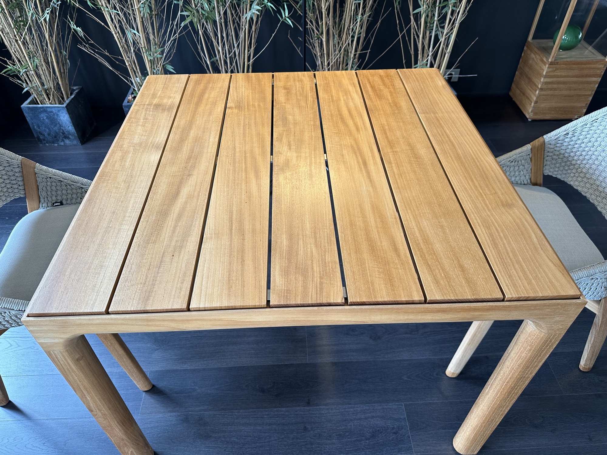 Tribu-Illum eettafel teak met 2 stoelen Elio