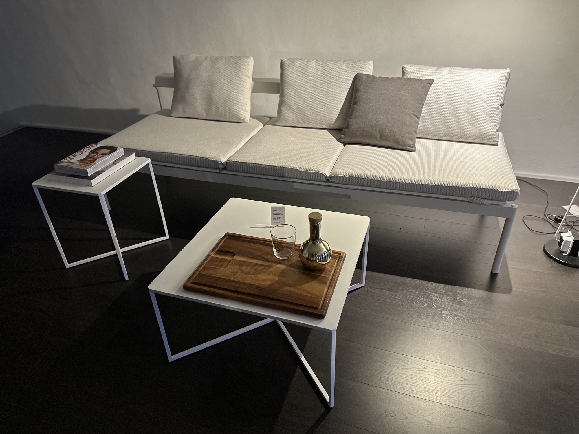 Extremis- Sol & Luna ligbed met 2 alu bijzettafeltjes wit