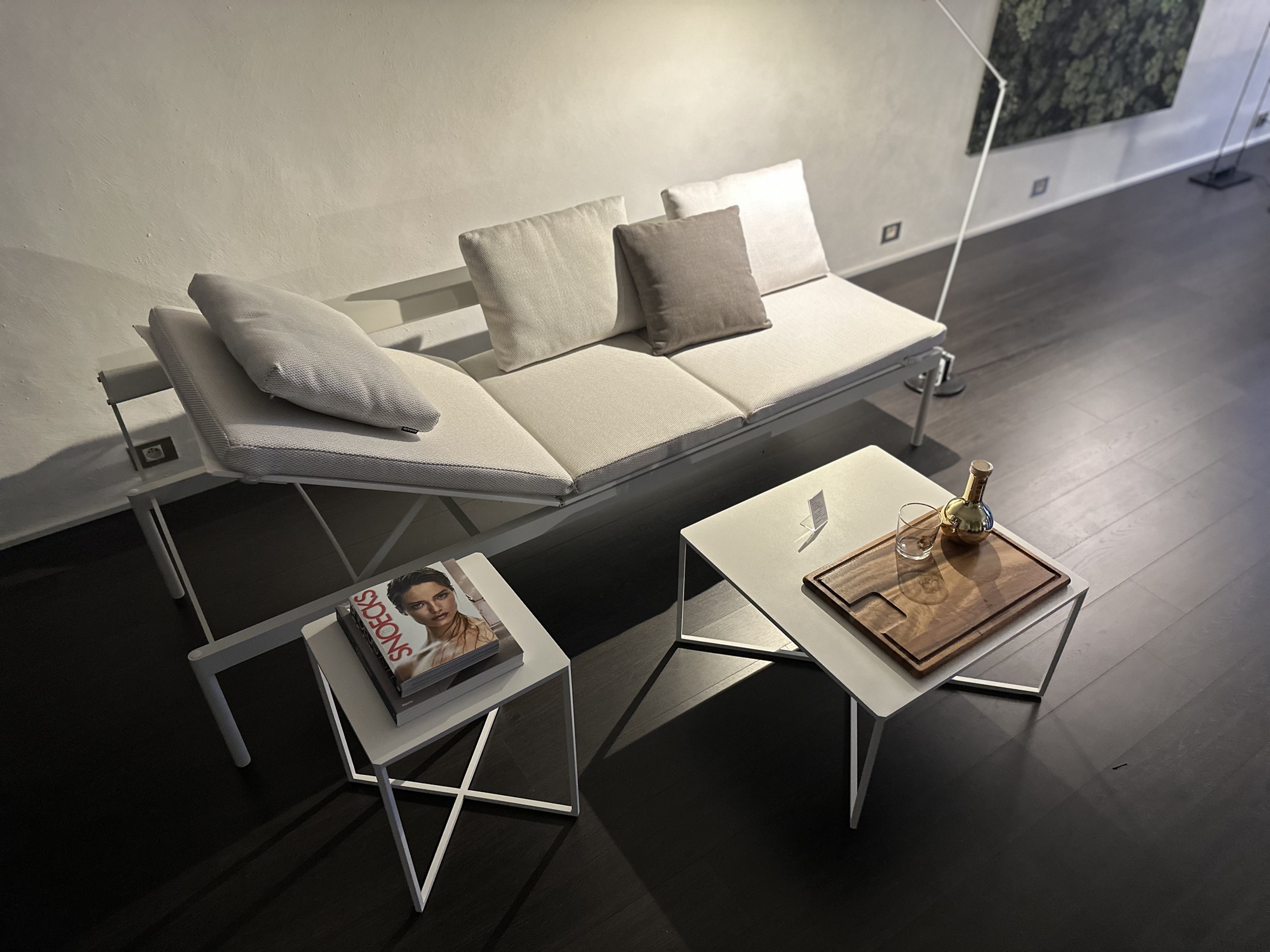 Extremis- Sol & Luna ligbed met 2 alu bijzettafeltjes wit
