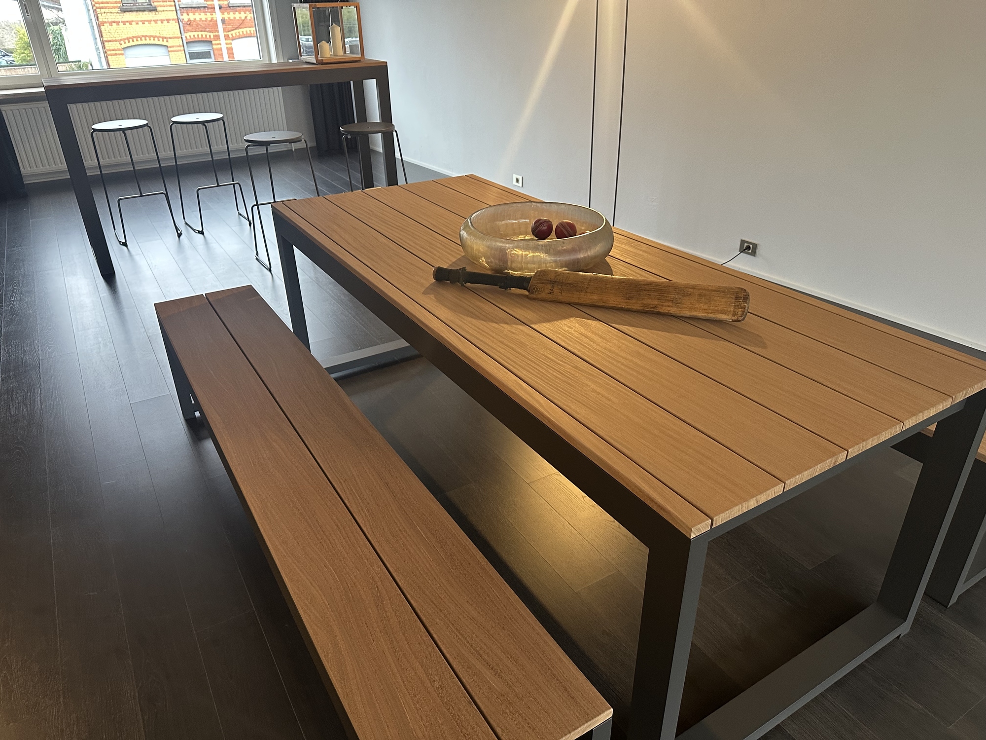 Bastalpe- tafel met 2 zitbanken en bartafel met 4 barkrukken Cubrick