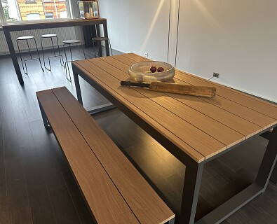 Bastalpe-Extremis: tafel Cubrick met 2 zitbanken en bartafel met 4 barkrukken - 50%