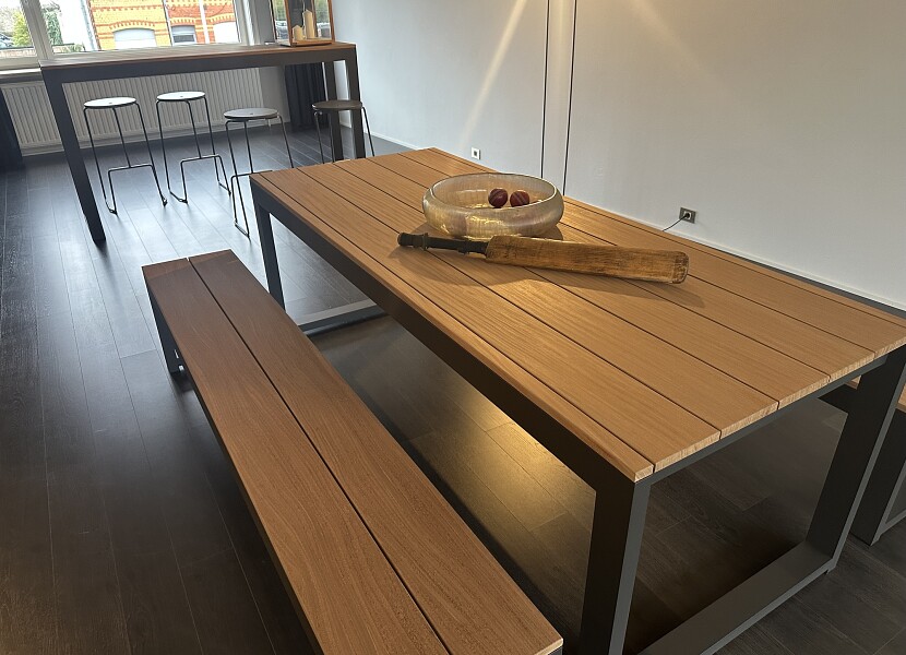 Bastalpe-Extremis: tafel Cubrick met 2 zitbanken en bartafel met 4 barkrukken - 50%