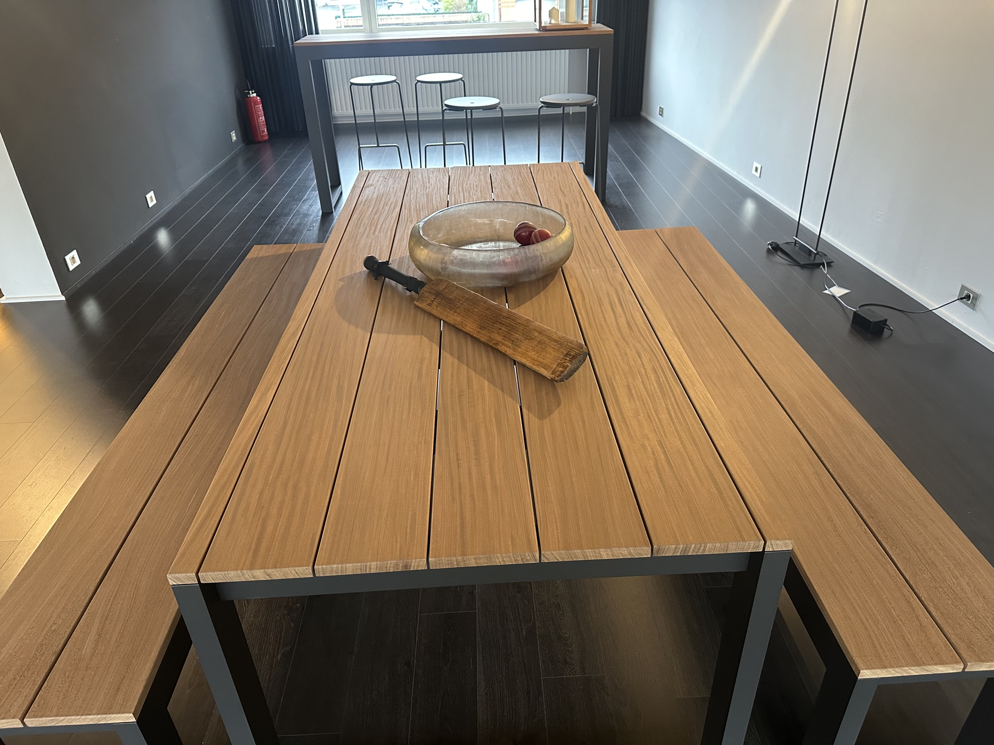 Bastalpe- tafel met 2 zitbanken en bartafel met 4 barkrukken Cubrick