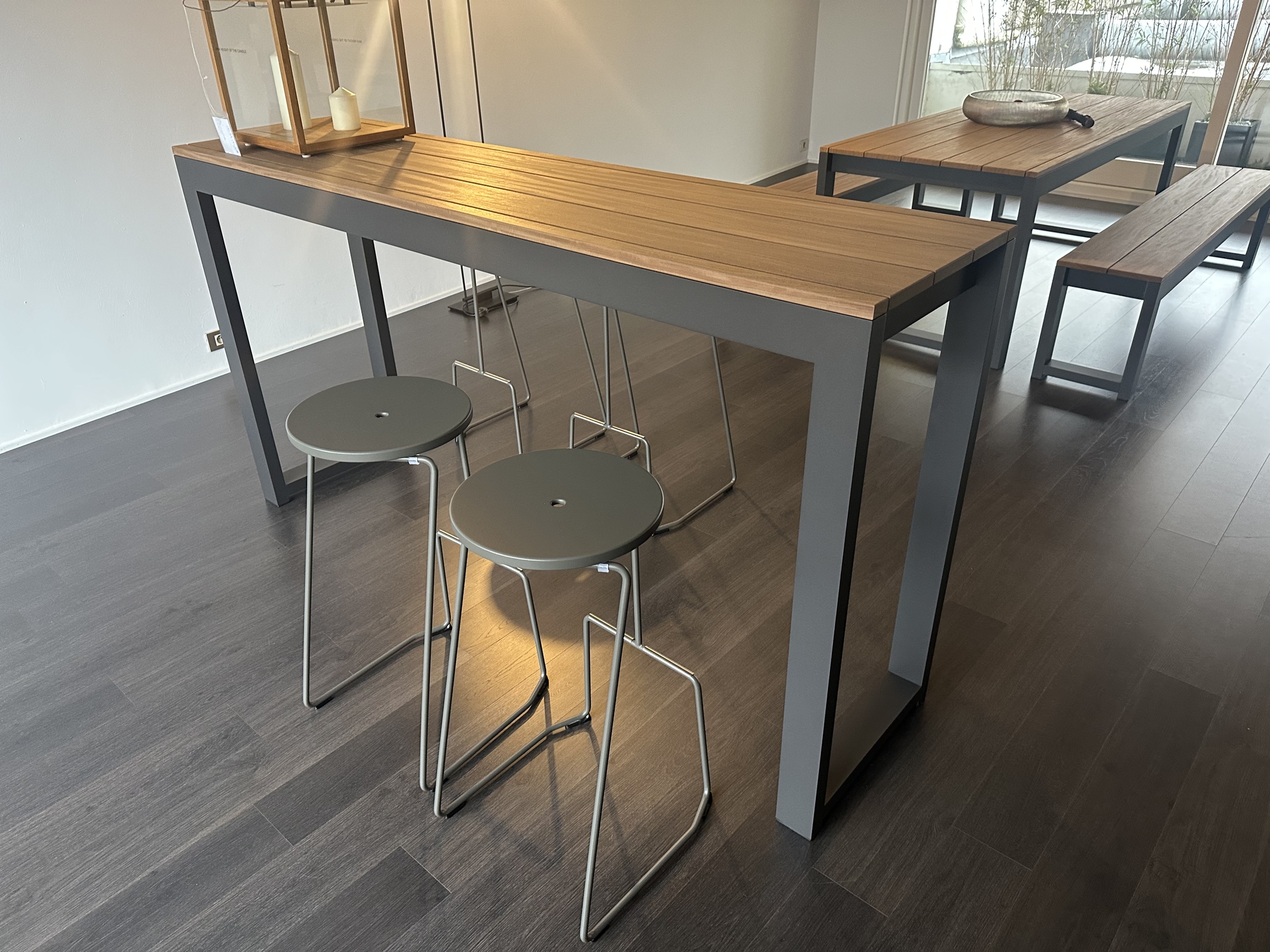 Bastalpe- tafel met 2 zitbanken en bartafel met 4 barkrukken Cubrick