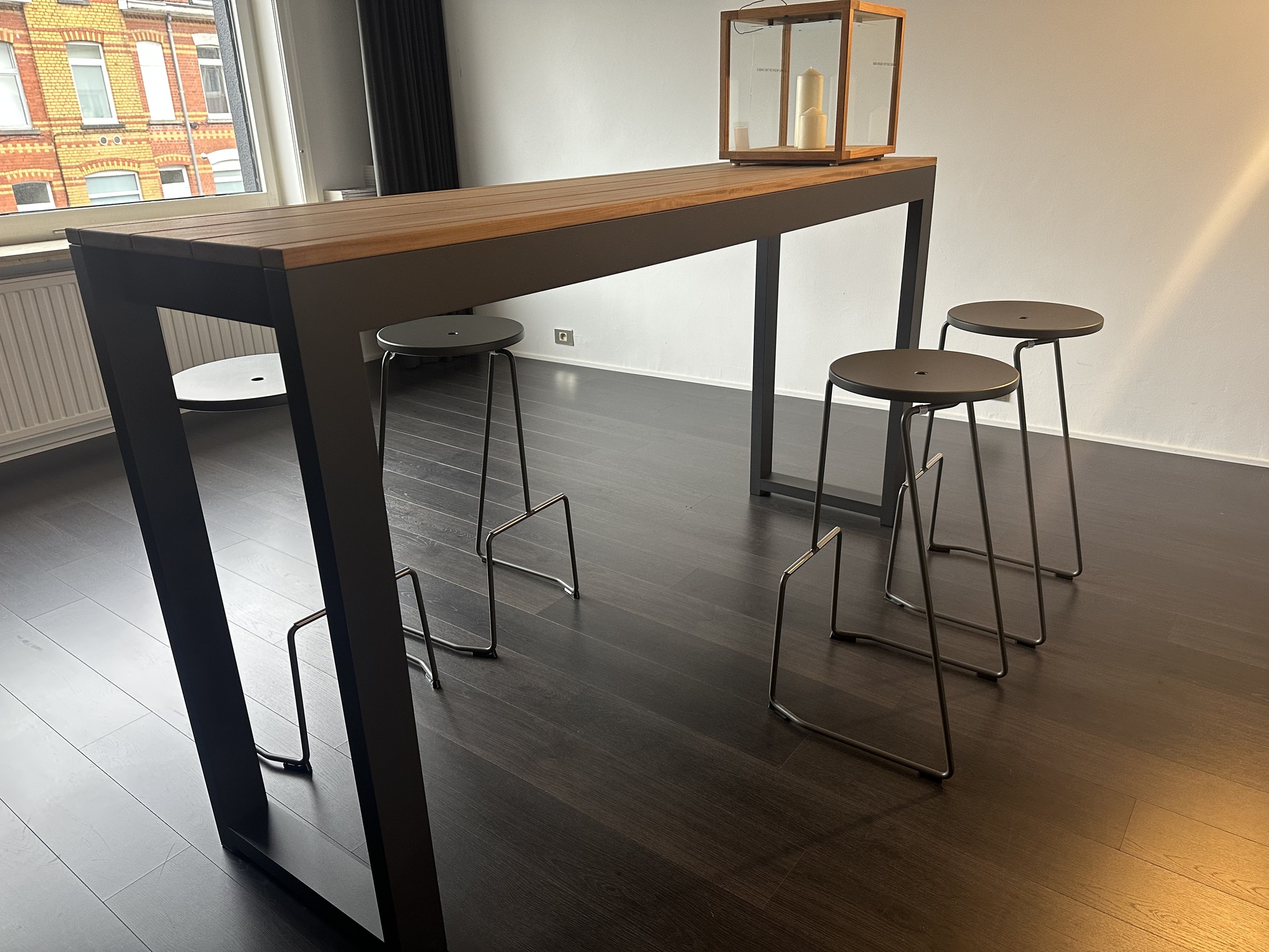 Bastalpe- tafel met 2 zitbanken en bartafel met 4 barkrukken Cubrick