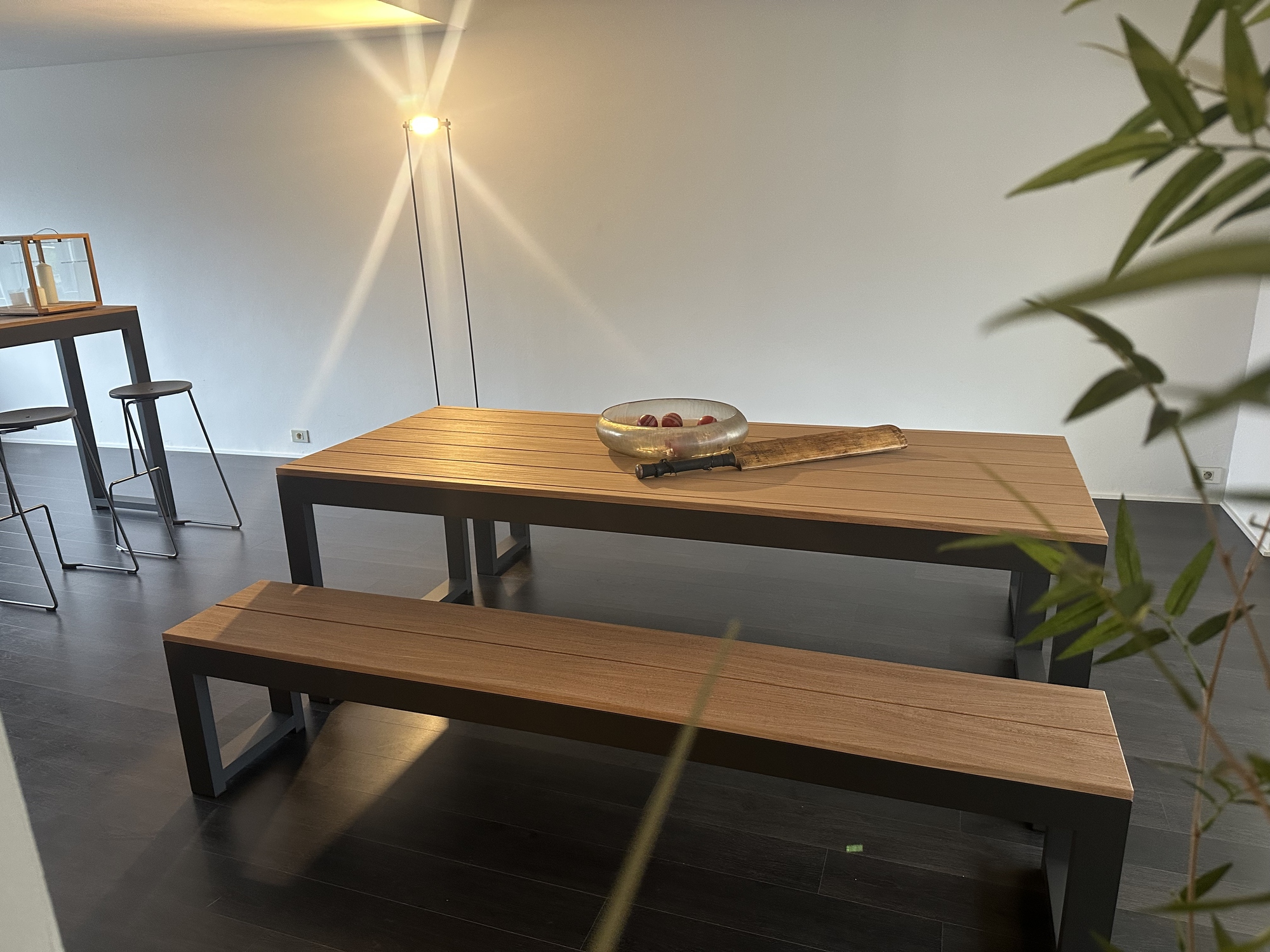 Bastalpe- tafel met 2 zitbanken en bartafel met 4 barkrukken Cubrick